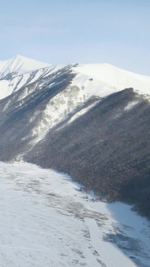 航拍冬天冰封雪山自然风光42秒视频