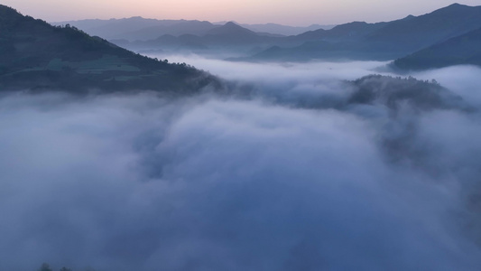 航拍山岭村庄日出云海视频