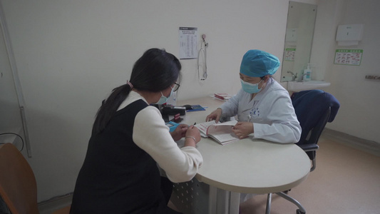 妇产科医生和患者沟通视频