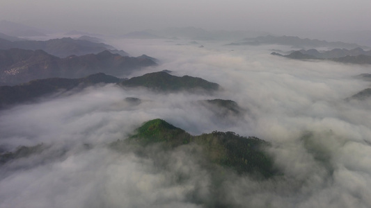 航拍山岭村庄日出云海视频