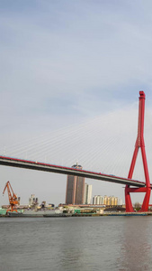 上海黄浦江杨浦大桥蓝天白云船运延时流动的视频