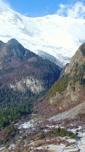 云南梅里雪山下雨崩村神女峰视频