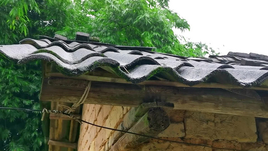 屋檐雨滴落雨视频