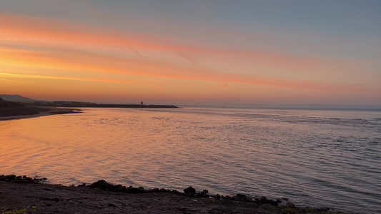 傍晚日落夕阳英国海岸小镇海边沙滩散步视频