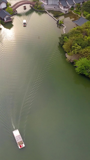 竖拍竖屏航拍桂林木龙湖公园小船桂林风景区航拍风景21秒视频