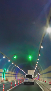 第一视角驾车行驶在过山隧道中穿行隧道视频