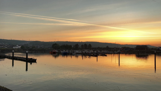 傍晚日落夕阳海岸边散步视频