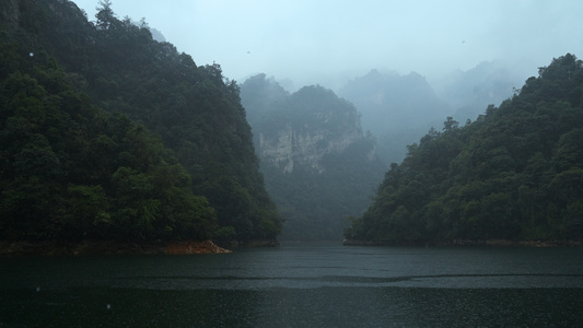 湖南4A级旅游景区张家界宝峰湖雨天游船自然风光4k素材视频