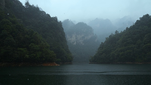 湖南4A级旅游景区张家界宝峰湖雨天游船自然风光4k素材83秒视频