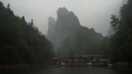 雨天游览湖南4A级旅游景区张家界宝峰湖游船码头4k素材视频