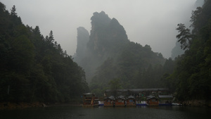 雨天游览湖南4A级旅游景区张家界宝峰湖游船码头4k素材77秒视频