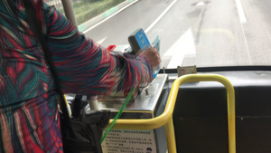 城市公交车乘客刷公交卡公共交通4k素材12秒视频
