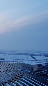 日出日落下的大型地面太阳能发电板山地光伏电站光伏新能源电站太阳能光伏视频