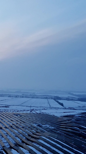 日出日落下的大型地面太阳能发电板山地光伏电站光伏新能源电站太阳能光伏6秒视频
