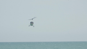 4K拍摄海面上的观光飞机7秒视频