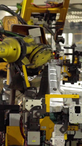 实拍汽车工厂生产机械臂自动焊接焊接车间视频