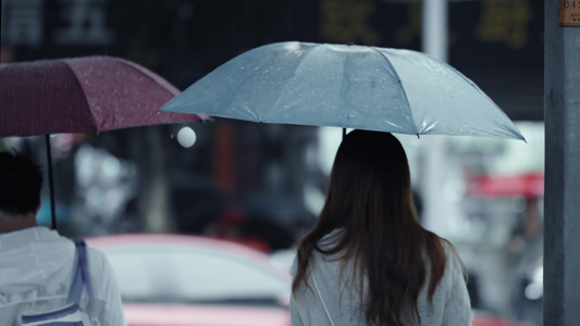 4k雨天下雨出行意境空镜头视频