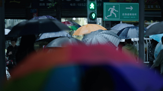 4k雨天下雨出行意境空镜头视频