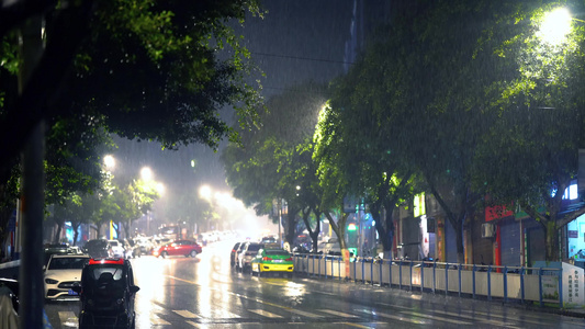 4k夏日城市夜雨暴雨街景视频