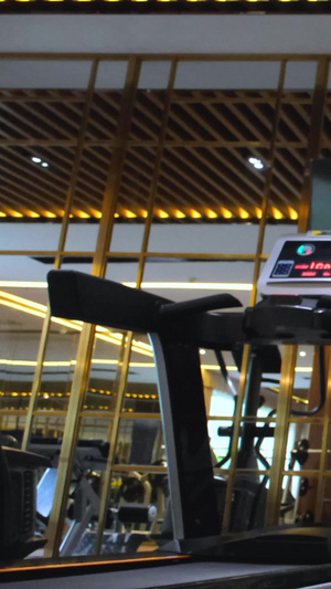 实拍运动健身跑步机上运动跑步素材健身房18秒视频