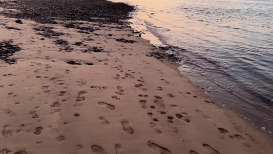 傍晚日落夕阳英国海边小镇沙滩散步视频