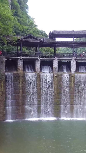 航拍风雨桥瀑布25秒视频