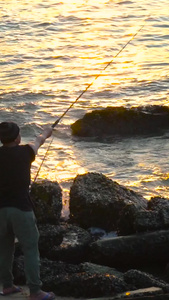 泰国大海海滨夕阳海钓实拍视频