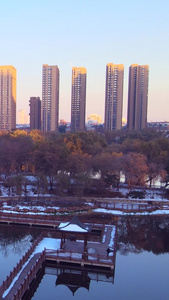 唯美冬季晚霞沈阳天际线俯瞰城市雪景视频