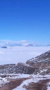 汽车行驶在崎岖的雪山路上合集视频