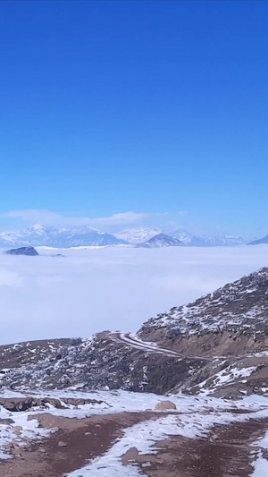 汽车行驶在崎岖的雪山路上合集50秒视频