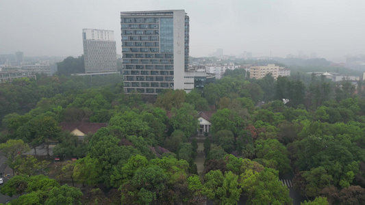 阴天重庆西南大学中心图书馆航拍视频