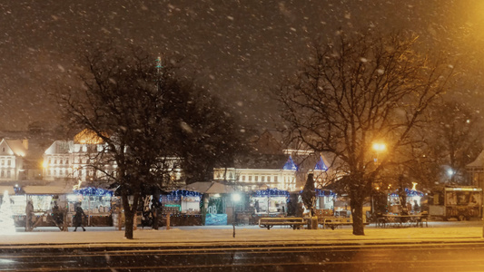 寒冷的冬天夜晚大雪纷飞的城市街道视频