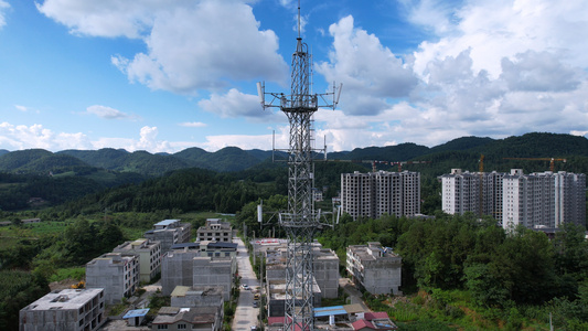 航拍城市郊外蓝天白云天空无线信号5g信号接收器信号塔科技数码4k素材视频