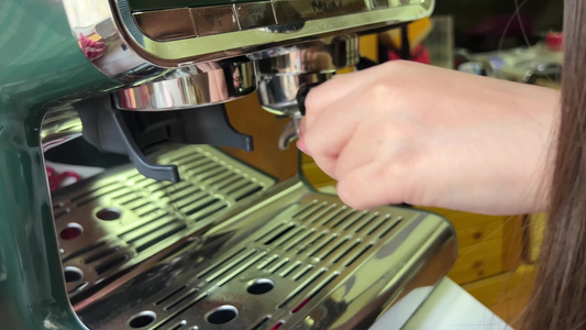 磨咖啡豆煮咖啡咖啡机视频