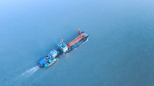 航拍风光城市长江里航行的货轮工业产品物流交通运输素材43秒视频