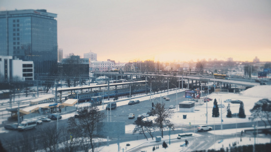 冬天黄昏飘落的雪花城市全景视频