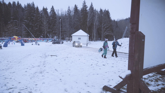 周末滑雪场拿着雪具去滑雪的人视频