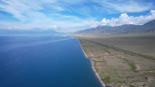 航拍新疆5A级旅游景区赛里木湖蓝天白云湖景自然风光4k素材视频