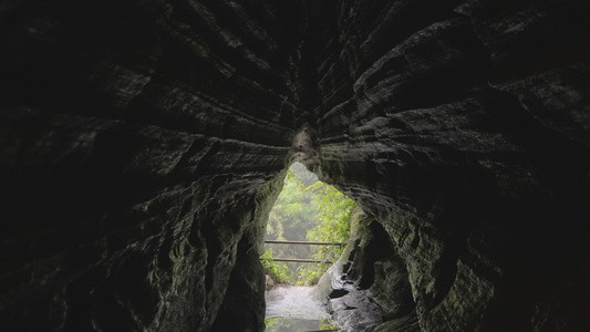 慢镜头升格拍摄湖北恩施利川5A级景区旅游腾龙洞内狭窄崎岖的山路4k素材视频