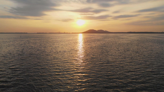 航拍美丽的东湖日出视频