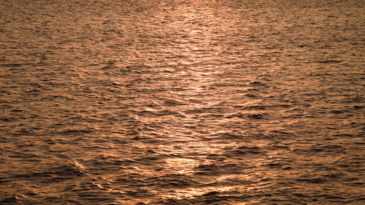 夕阳下波光粼粼的水面4K视频