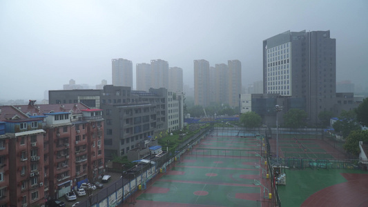 【镜头合集】雾气雾霾阴天下雨暴雨中的城市视频