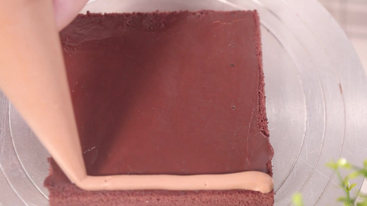 西点师甜品师用裱花袋制作巧克力夹心蛋糕视频