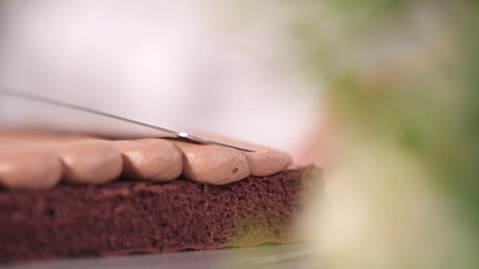 西点师甜品师用裱花袋制作巧克力夹心蛋糕视频