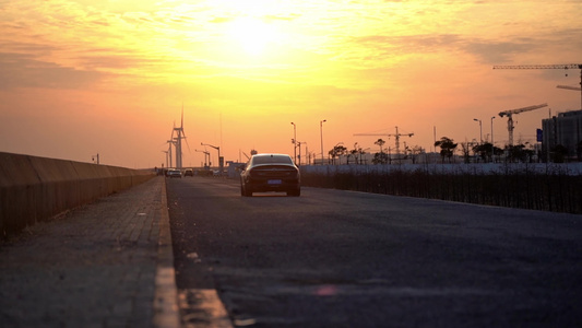 夕阳下道路上行驶的汽车运去背影视频