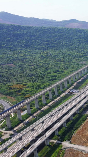 震撼交通网络与隧道驶出的汽车高速公路28秒视频