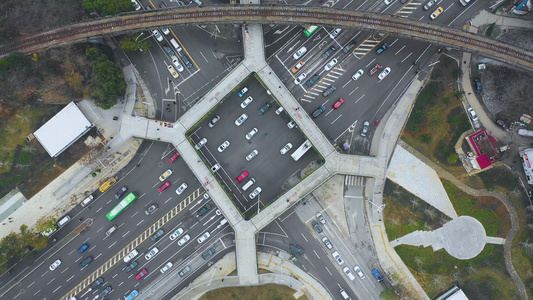 俯拍造型奇特的人行天桥和十字路口交通视频