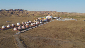 4k航拍内蒙古草原上巨型战车式蒙古包群77秒视频