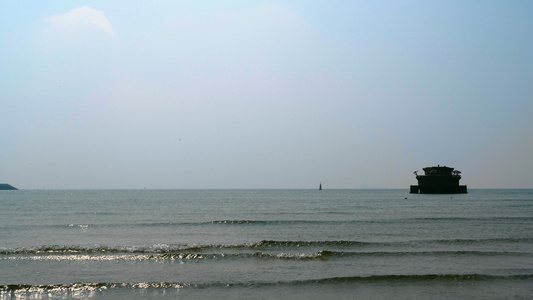 4k实拍青岛栈桥海边逆光波光粼粼视频