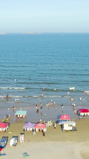 夏日海边游玩的人群44秒视频